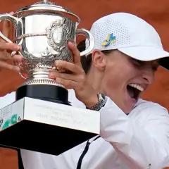 Szczęśliwa zwyciężczyni Roland Garros z pucharem Suzanne Lenglen.