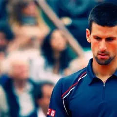 Novak Djoković, znany z imponującego wzrostu, na korcie.