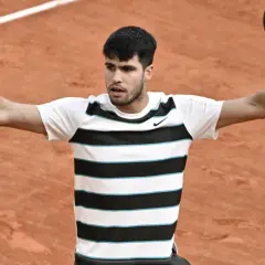 Carlos Alcaraz świętuje zwycięstwo na korcie Rolanda Garrosa. Finał mężczyzn przyniósł emocje!