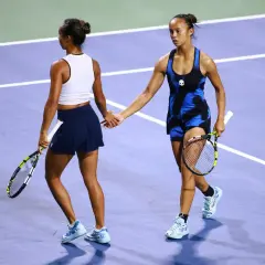 Leylah Fernandez i jej partnerka po meczu na korcie tenisowym.