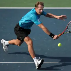 Stefan Edberg w akcji, uderza piłkę tenisową na korcie.