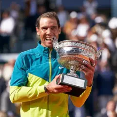 Rafael Nadal z pucharem Rolanda Garrosa, symbol jego nieustannego wzrostu formy i dominacji na kortach.