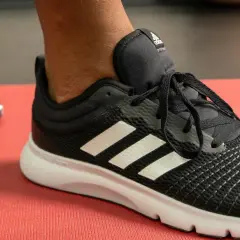 Czarne buty sportowe Adidas z białymi paskami, idealne do biegania. Poznaj różne rodzaje butów sportowych i ich nazwy.