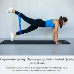 Kobieta wykonuje ćwiczenie z taśmą oporową na pośladkach, aby zapobiec zakwasom.