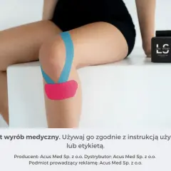 Kinesiotaping: niebieskie i różowe plastry na kolanie. Co oznaczają kolory? Dowiedz się więcej o tej metodzie.