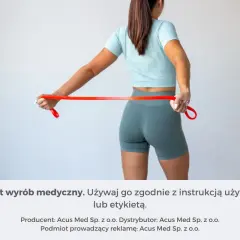 Kobieta ćwiczy z czerwoną taśmą oporową. To świetne gumy do ćwiczeń, które pomogą Ci wzmocnić mięśnie.