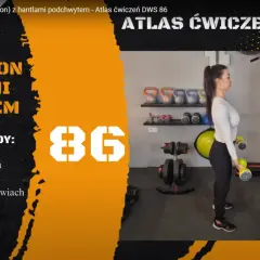 Kobieta wykonuje uginanie ramion z hantlami podchwytem. Ćwiczenie na biceps w siłowni.