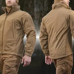 Mężczyzna w beżowej kurtce softshell, która chroni przed wiatrem i deszczem. To znaczy, że jest to wszechstronna odzież outdoorowa.