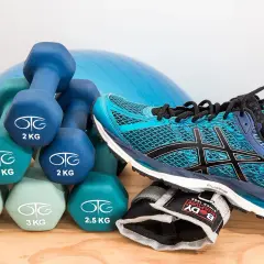 Gotowe na żabie skoki? Hantle, buty do biegania i piłka do ćwiczeń czekają na trening.