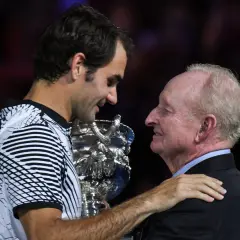 Tenisista Federer z pucharem, wzruszający moment po zwycięstwie.