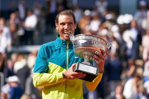 Rafael Nadal z pucharem Rolanda Garrosa, symbol jego nieustannego wzrostu formy i dominacji na kortach.