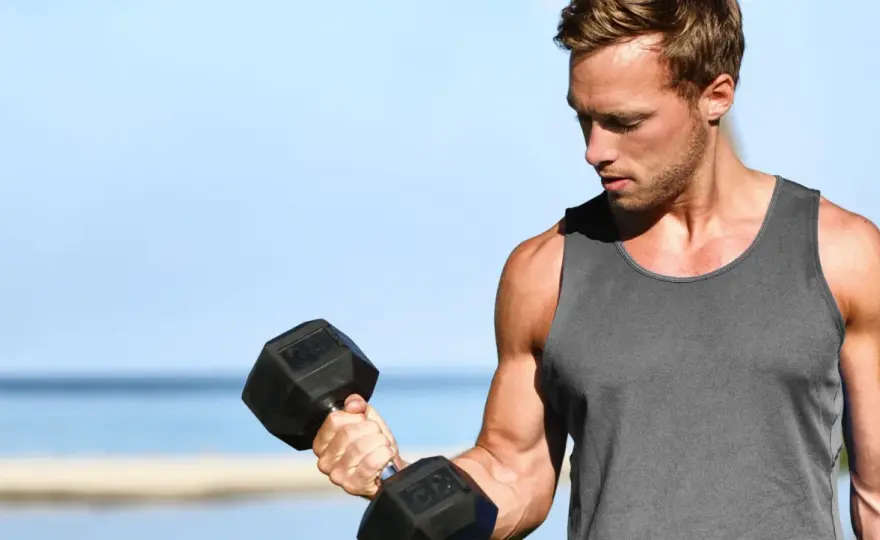 Ile serii na biceps? Optymalna liczba i błędy do uniknięcia