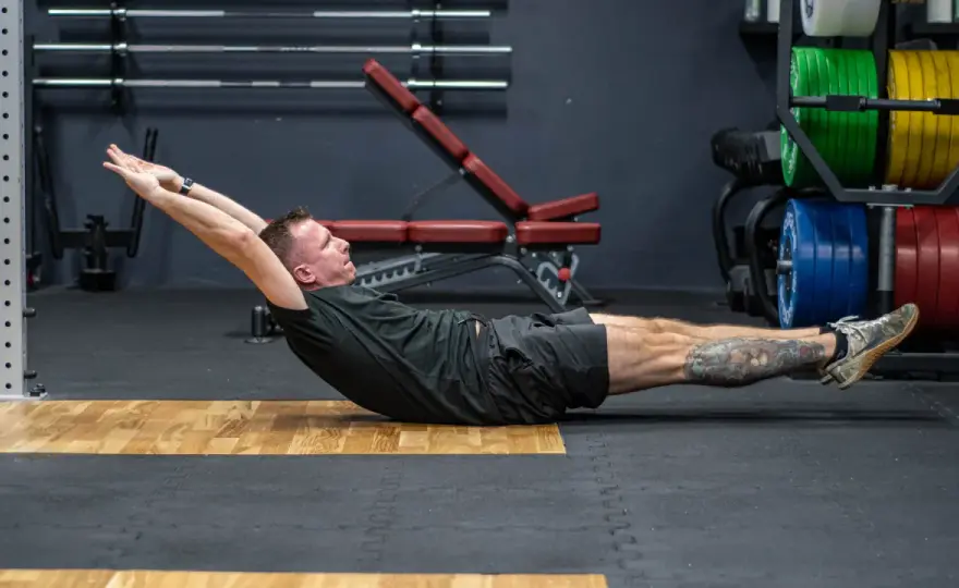 Hollow body hold - stabilny tułów w tenisie. Jak to zrobić?