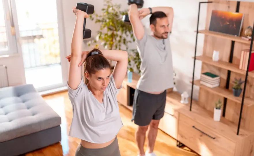 Ćwiczenia na triceps w domu - Zbuduj siłę bez sprzętu!