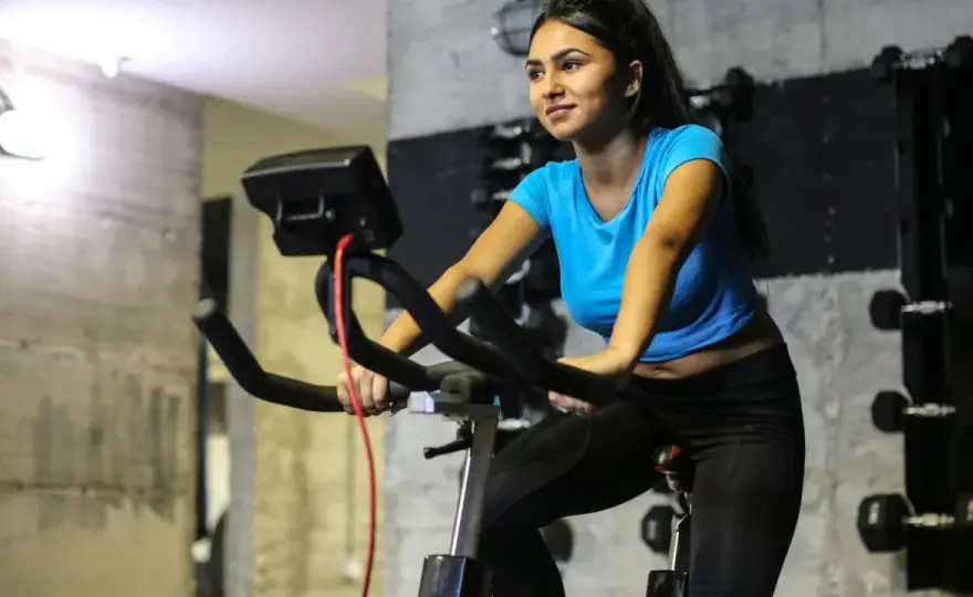 Rower stacjonarny - Efekty, plan treningowy i co daje?