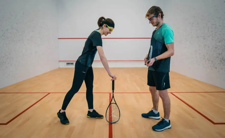 Serwis w squashu - Zasady, błędy i trening. Wygrywaj!