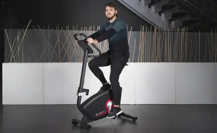 Jaki rower stacjonarny wybrać? Typy, opór, cel treningu