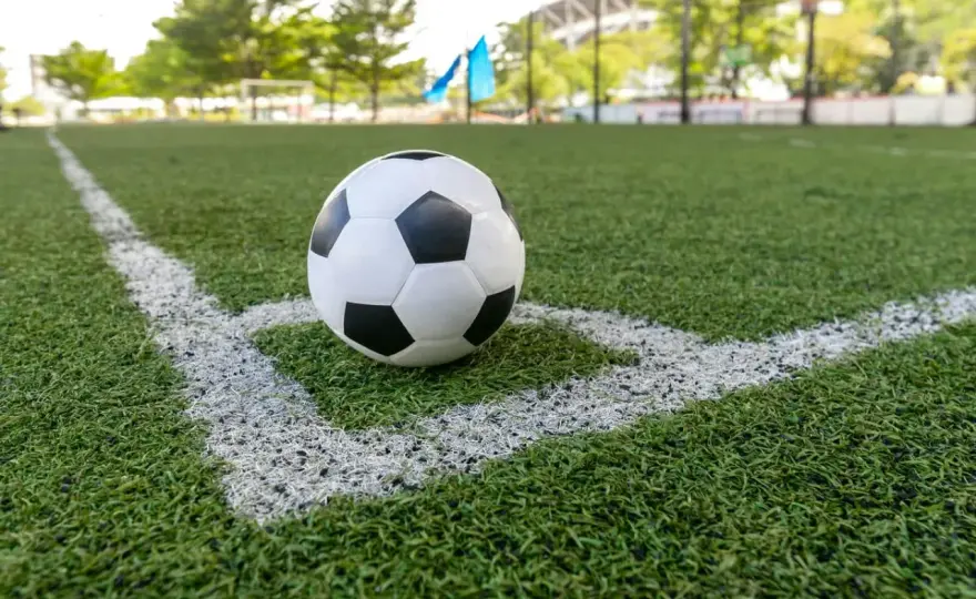Piłki sportowe - jak wybrać idealną do gry i treningu?