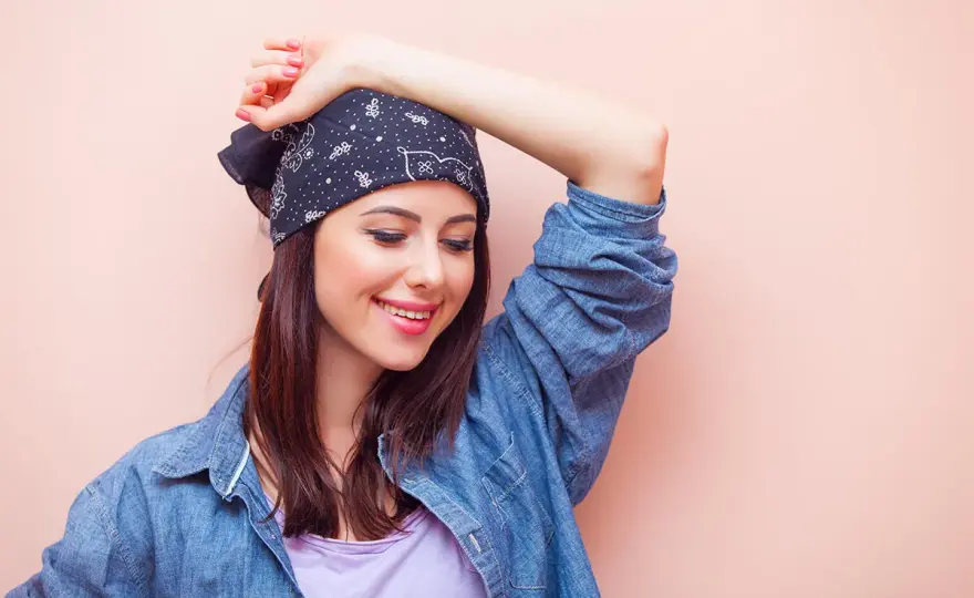 Bandana na głowie - Jak wiązać, by nie zjeżdżała?