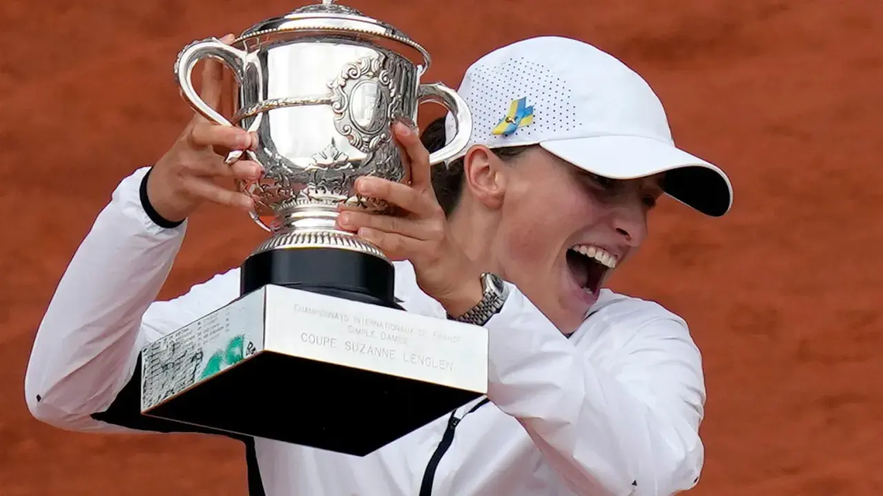 Szczęśliwa zwyciężczyni Roland Garros z pucharem Suzanne Lenglen.