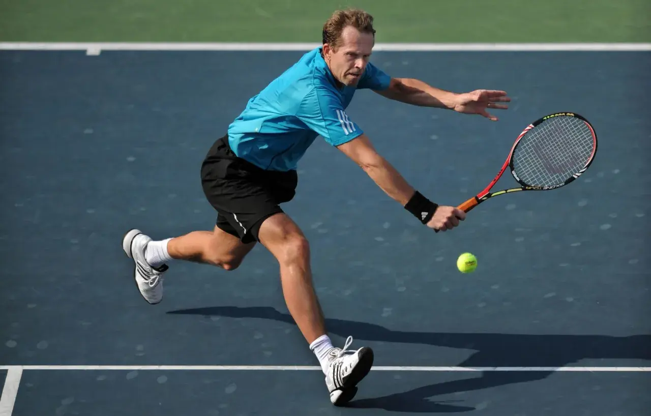 Stefan Edberg w akcji, uderza piłkę tenisową na korcie.