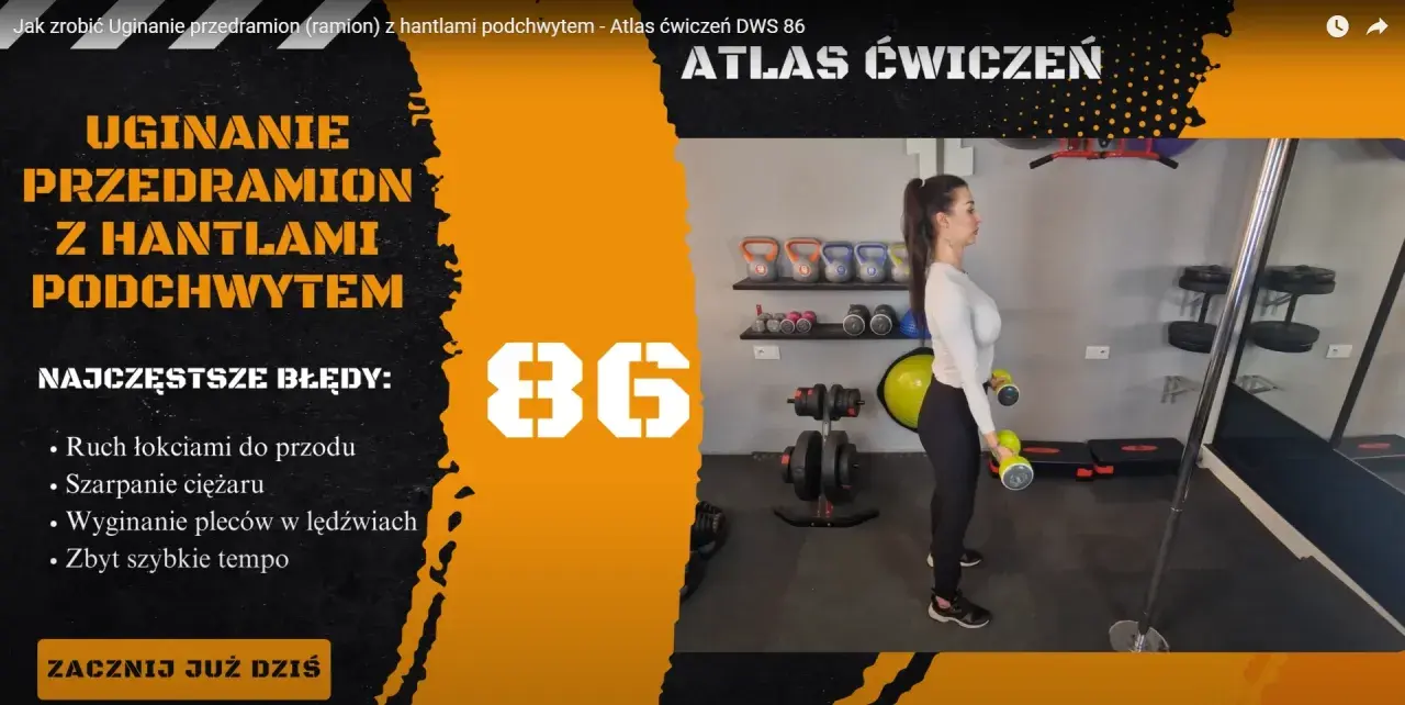 Kobieta wykonuje uginanie ramion z hantlami podchwytem. Ćwiczenie na biceps w siłowni.