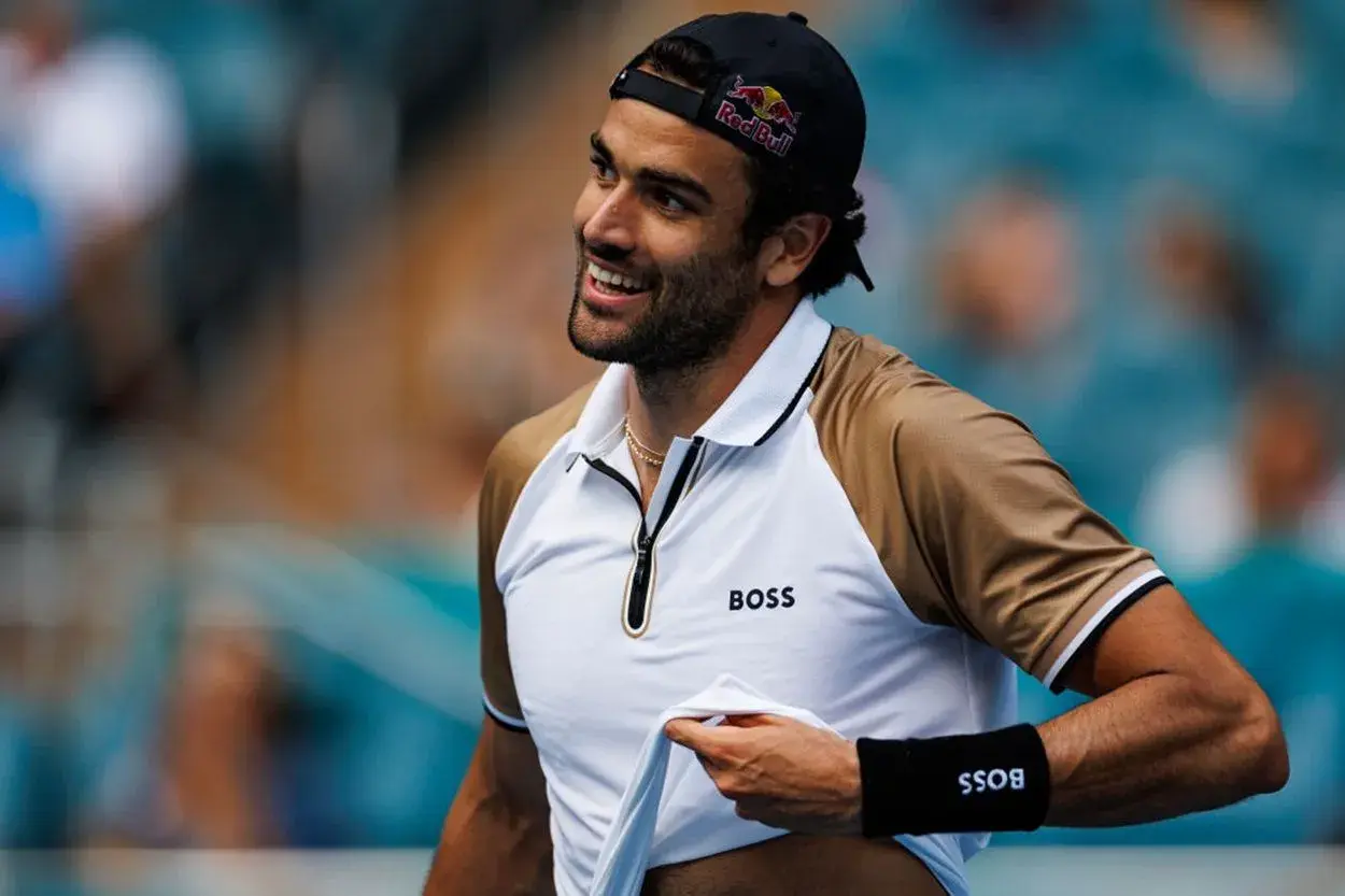 Uśmiechnięty Matteo Berrettini w czapce z daszkiem i koszulce z logo BOSS.