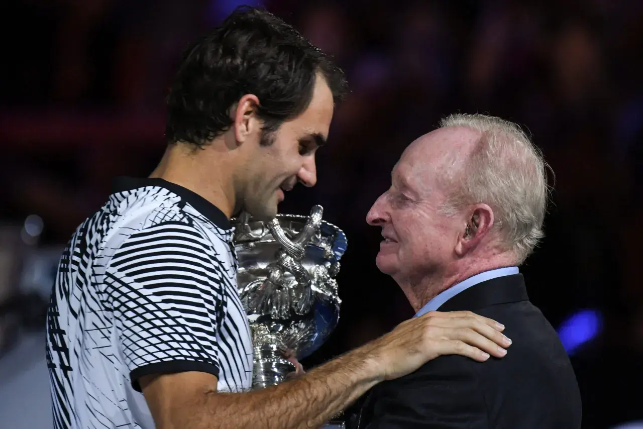 Tenisista Federer z pucharem, wzruszający moment po zwycięstwie.