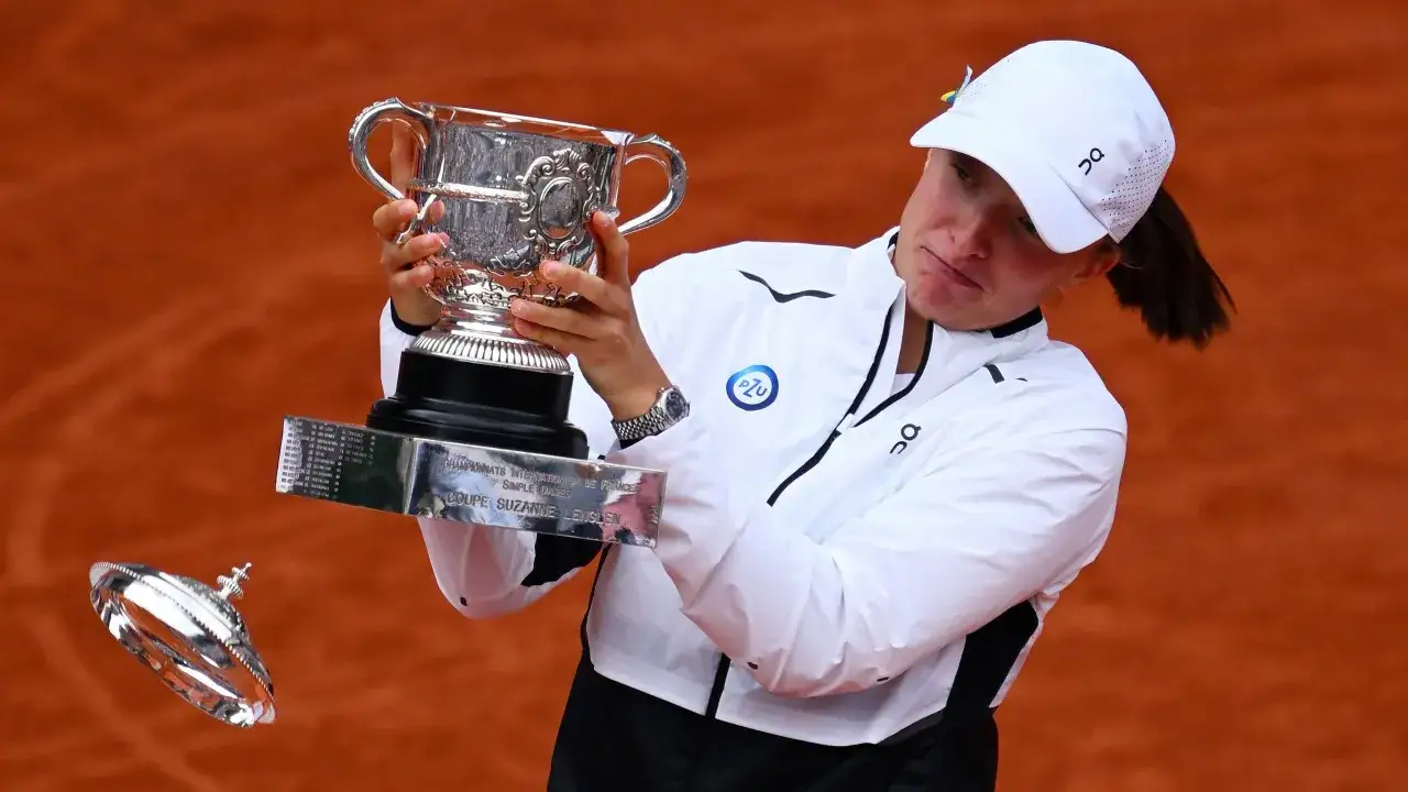 Iga Świątek, jedna z Roland Garros zwyciężczynie, z dumą prezentuje puchar.