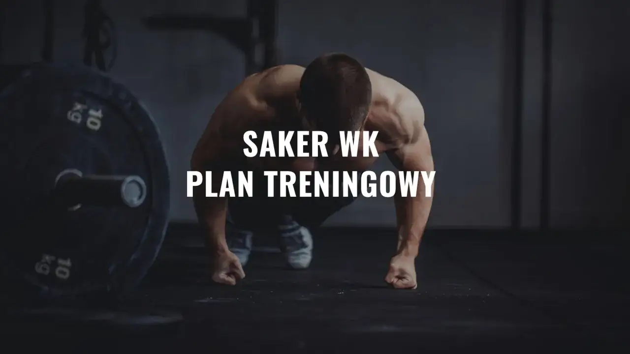 Saker WK plan treningowy. Mięśniowy mężczyzna w pozycji do ćwiczeń, obok talerz 10 kg.