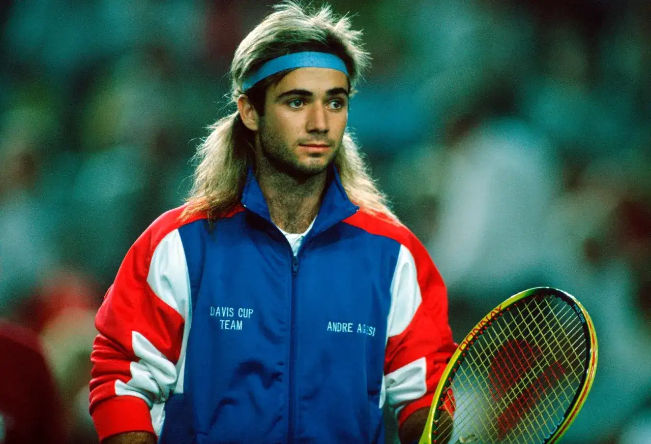 Andre Agassi, słynny agassi tenisista, w niebieskiej kurtce z napisem